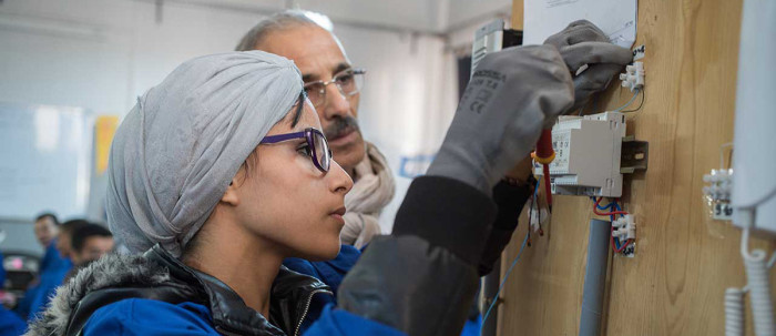Une jeune apprenante en électricité de bâtiment, au CFA de Mkansa, au Maroc